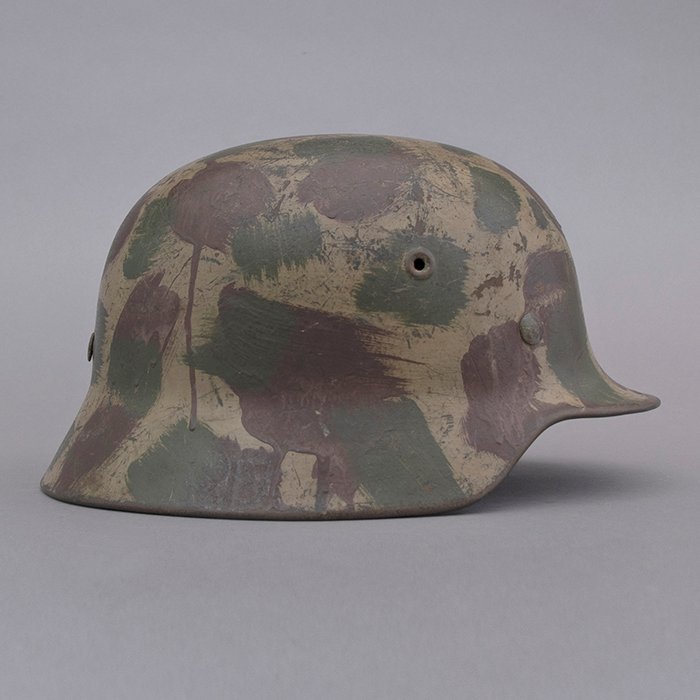 RH8 Heer M40 single decal hand painted camouflaged helmet — image 9