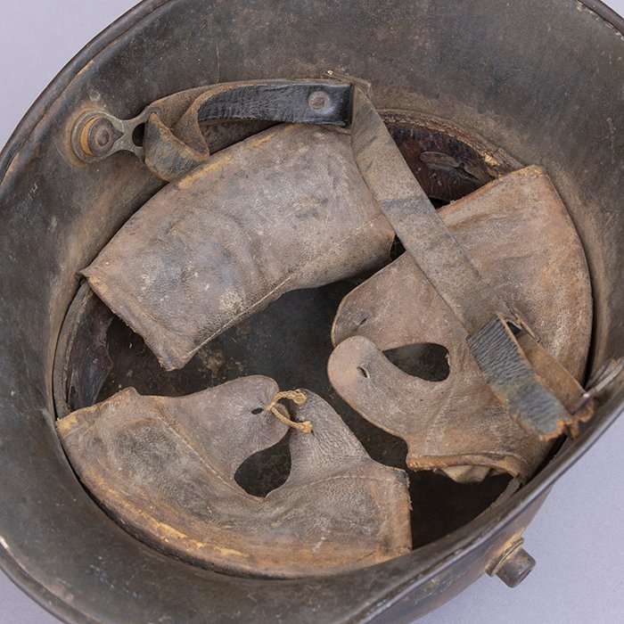 BAS18 M16 tri color camouflaged helmet with liner and chinstrap — image 20