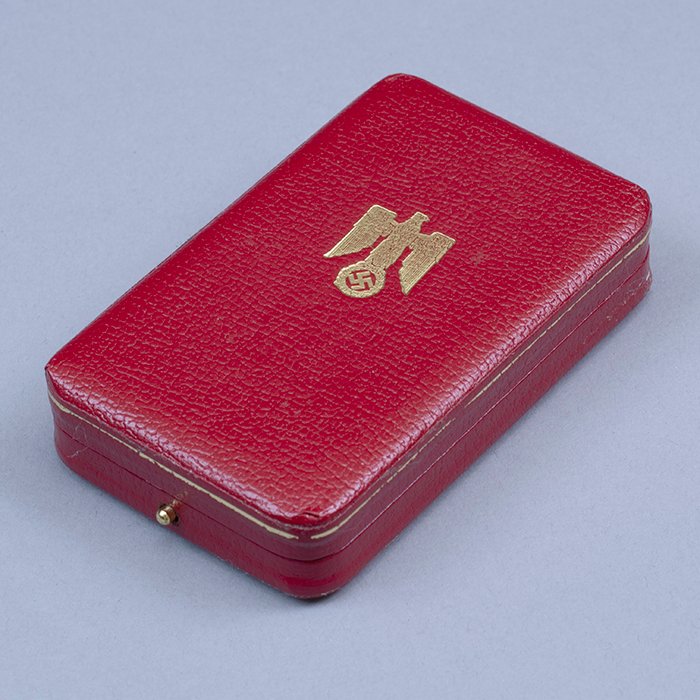 PAU19 Matched set of Golden Party Badges — image 9