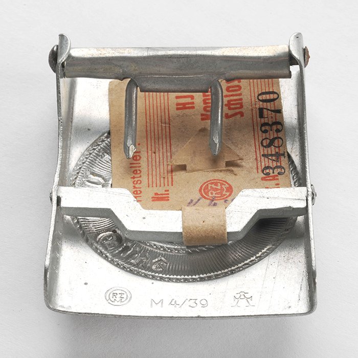DM137 Unused Hitlerjugend buckle with crank catch and paper tag — image 5