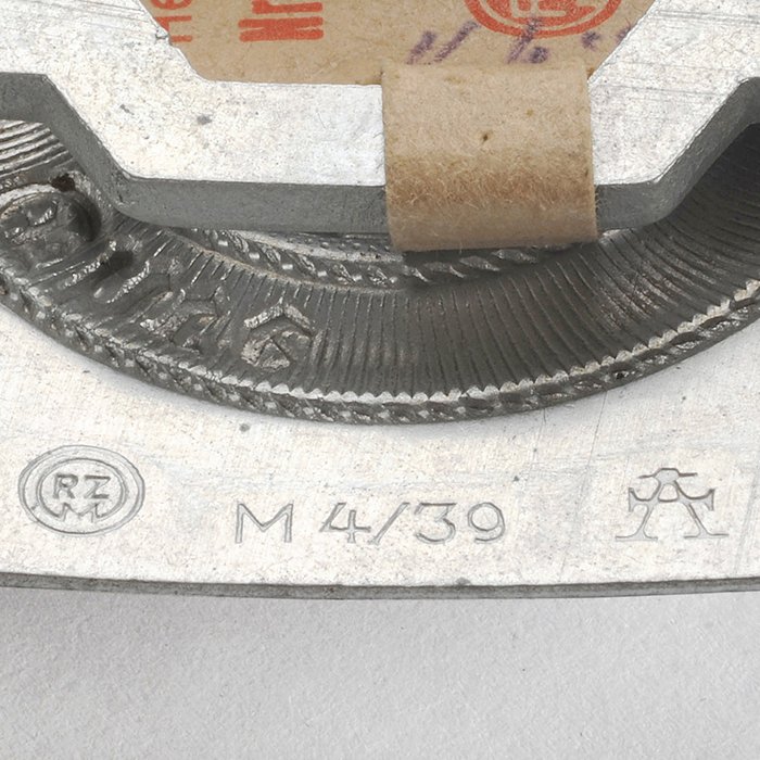 DM137 Unused Hitlerjugend buckle with crank catch and paper tag — image 6