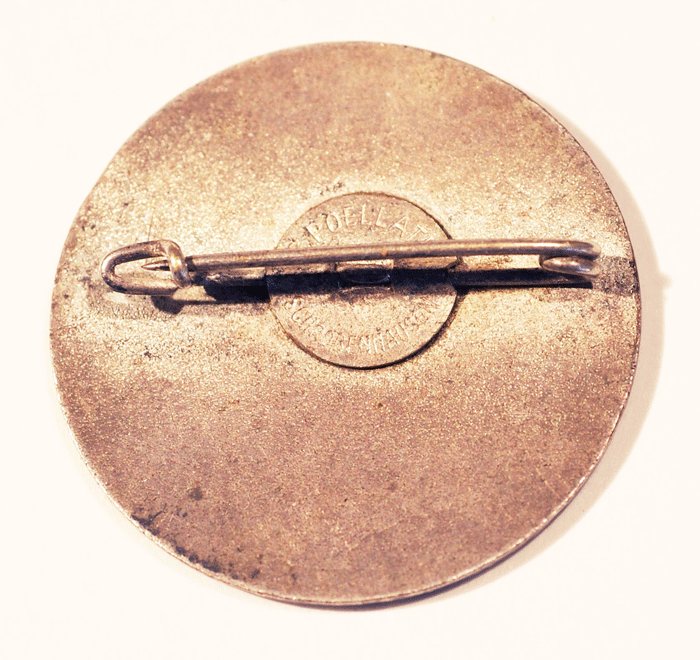 Commemorative enameled pin for 1936 winter olympic games — image 3