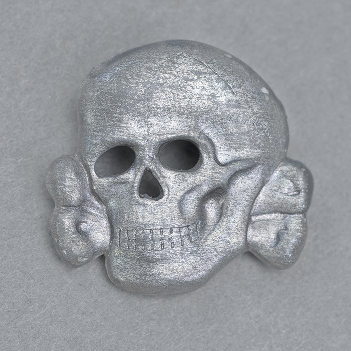 JDE25 Late unmarked Assmann & Söhne SS metal cap skull — image 2