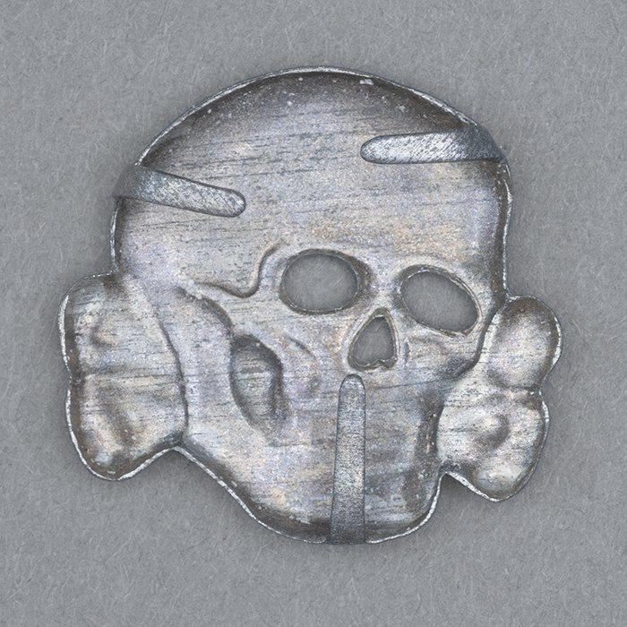 JDE25 Late unmarked Assmann & Söhne SS metal cap skull — image 4