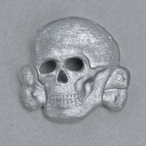 JDE25 Late unmarked Assmann & Söhne SS metal cap skull