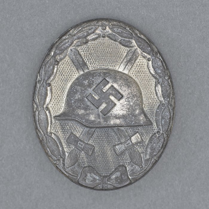 JDE81 Wound Badge in Silver, marked 107 — image 2