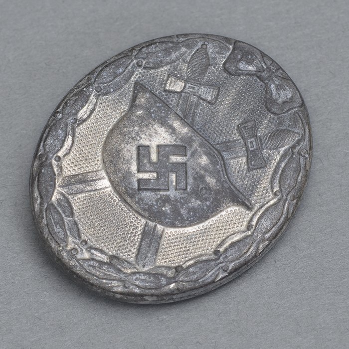 JDE81 Wound Badge in Silver, marked 107 — image 3