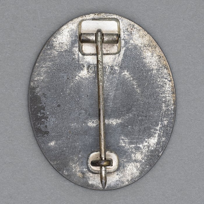 JDE81 Wound Badge in Silver, marked 107 — image 4