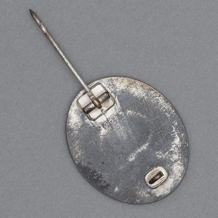 JDE81 Wound Badge in Silver, marked 107 — image 5