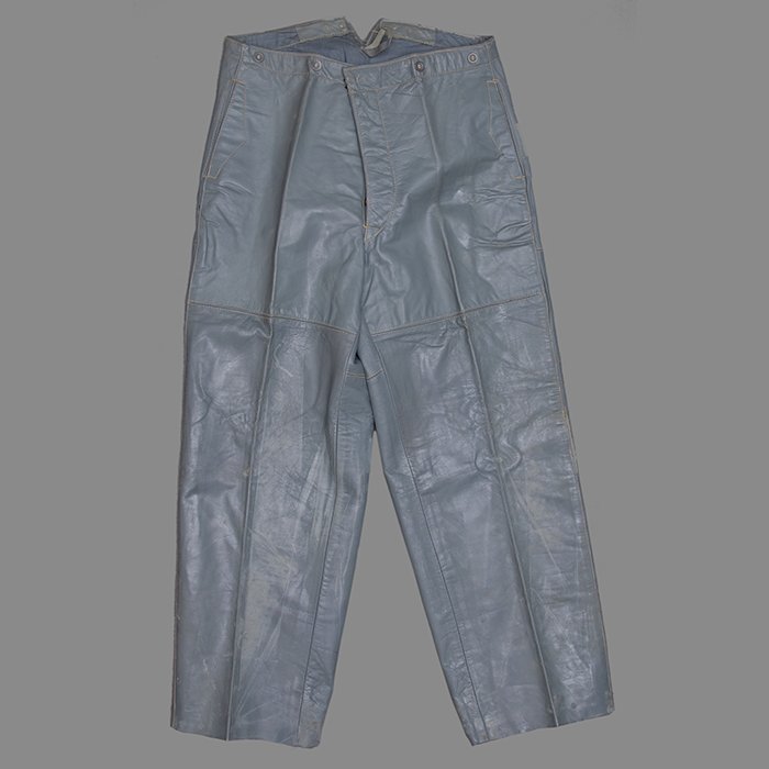 HES714 Set of Kriegsmarine double breasted grey leather deck jacket with matching trousers — image 15