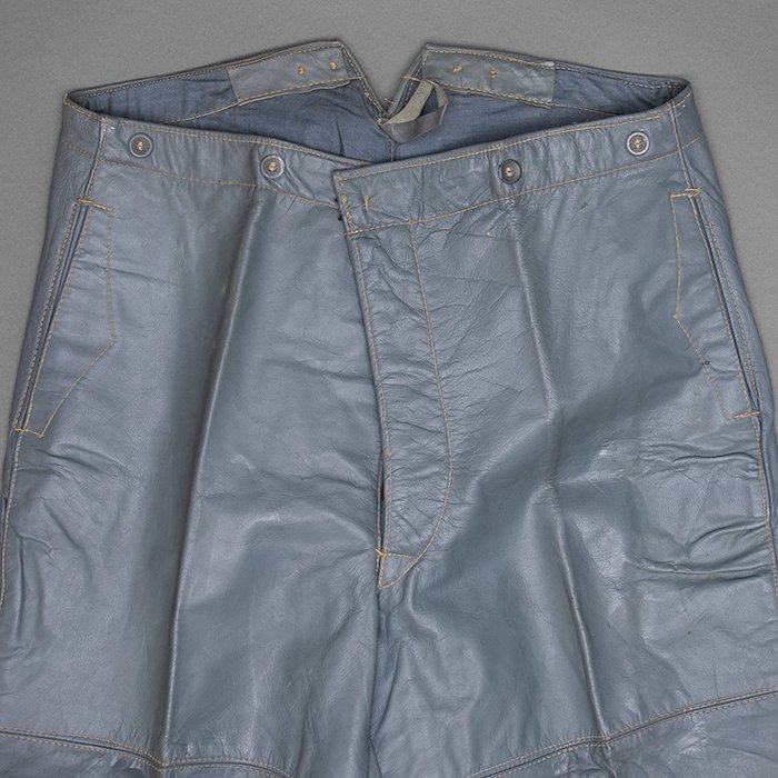 HES714 Set of Kriegsmarine double breasted grey leather deck jacket with matching trousers — image 16