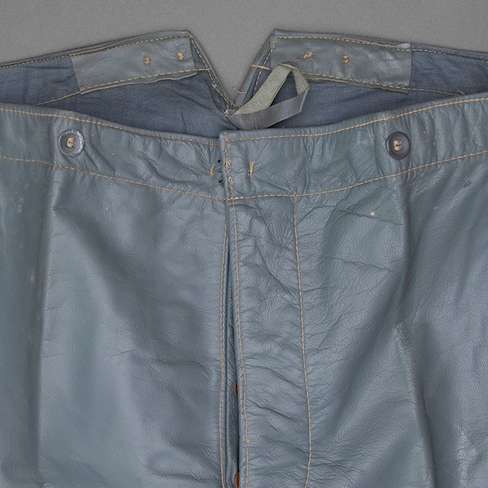 HES714 Set of Kriegsmarine double breasted grey leather deck jacket with matching trousers — image 17