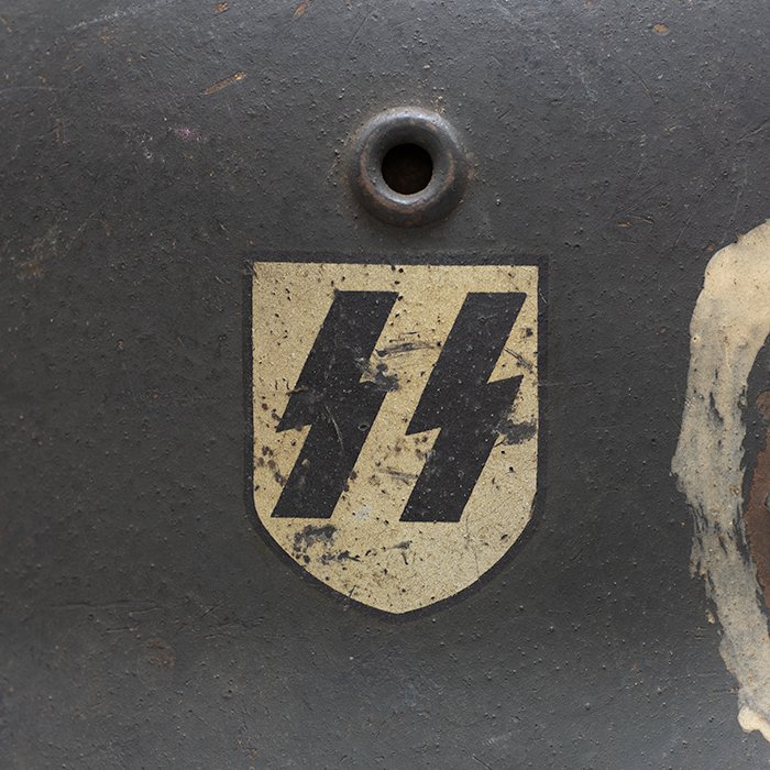 SM1 Spectacular battle damaged Waffen-SS M40 single decal 'GI Art' helmet — image 3