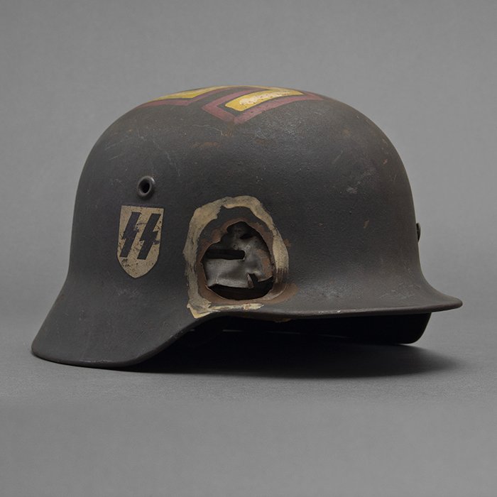 SM1 Spectacular battle damaged Waffen-SS M40 single decal 'GI Art' helmet — image 5