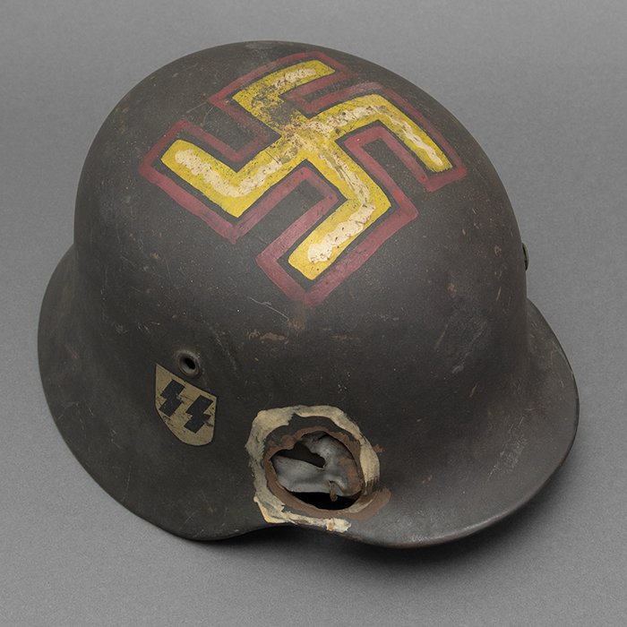SM1 Spectacular battle damaged Waffen-SS M40 single decal 'GI Art' helmet — image 8