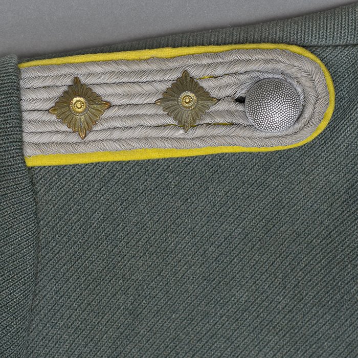 ME1 Privately made service blouse for a well decorated Heer Nachrichten Hauptmann — image 10