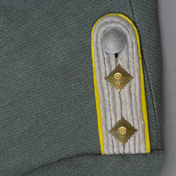 ME1 Privately made service blouse for a well decorated Heer Nachrichten Hauptmann — image 11