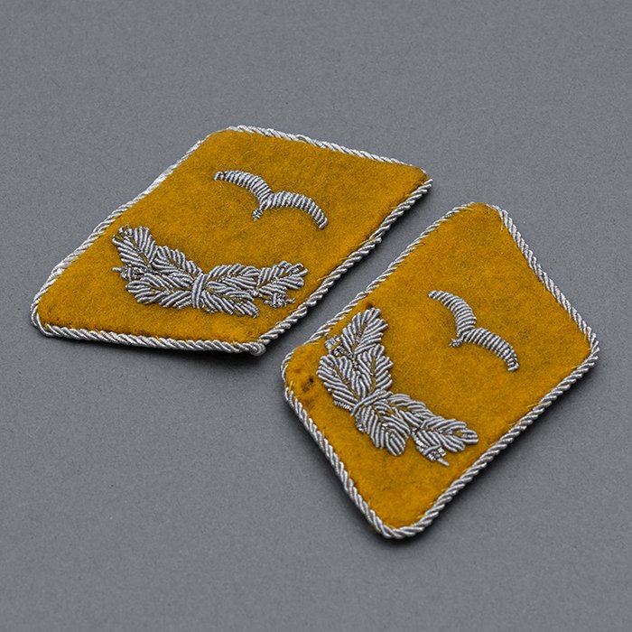 DM18 Matched pair of uniform removed clear patches for a Luftwaffe Flight Leutnant — image 3