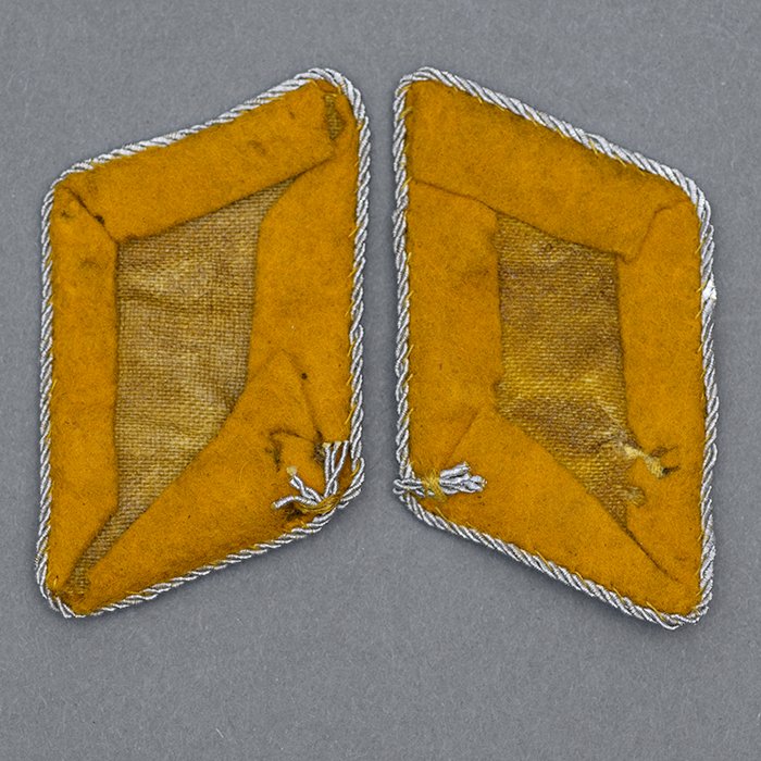 DM18 Matched pair of uniform removed clear patches for a Luftwaffe Flight Leutnant — image 4