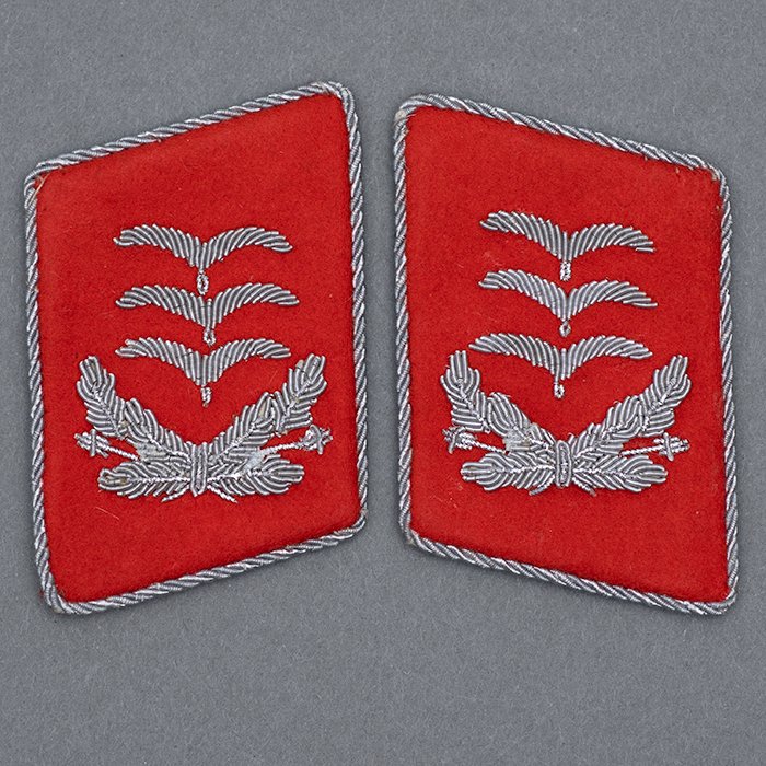 DM19 Matched pair of collar patches for a Luftwaffe Flak Hauptmann — image 2