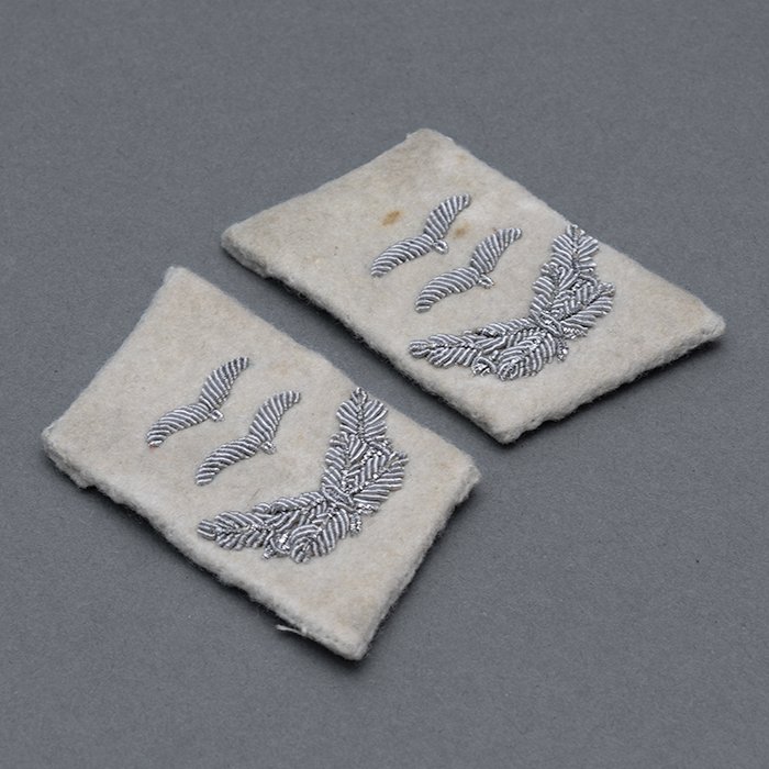 PR2 Pair of uniform removed collar patches for a Luftwaffe Hermann Göring Div. Hauptmann — image 3