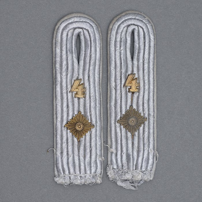 PR5 Matched pair of uniform removed shoulder boards for a Luftwaffe Hauptmann from Fallschirm-Panzergrenadier Regiment 4, the expanded section of Div. Hermann Göring (Fallschirm- Panzer Division 2) — image 2
