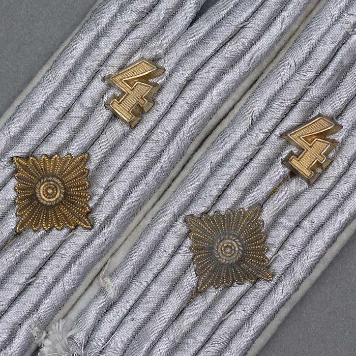 PR5 Matched pair of uniform removed shoulder boards for a Luftwaffe Hauptmann from Fallschirm-Panzergrenadier Regiment 4, the expanded section of Div. Hermann Göring (Fallschirm- Panzer Division 2) — image 3