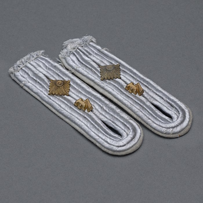 PR5 Matched pair of uniform removed shoulder boards for a Luftwaffe Hauptmann from Fallschirm-Panzergrenadier Regiment 4, the expanded section of Div. Hermann Göring (Fallschirm- Panzer Division 2) — image 4