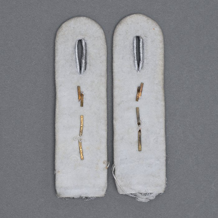 PR5 Matched pair of uniform removed shoulder boards for a Luftwaffe Hauptmann from Fallschirm-Panzergrenadier Regiment 4, the expanded section of Div. Hermann Göring (Fallschirm- Panzer Division 2) — image 5