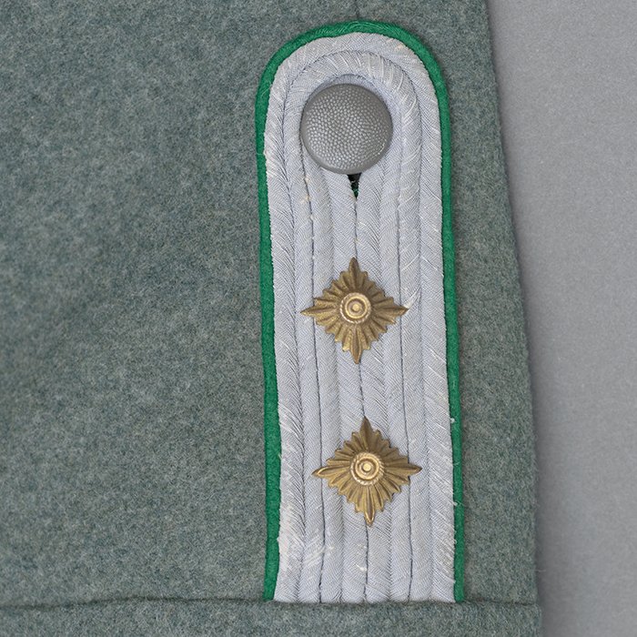 FI4 Privately made service blouse for a Heer Gebirgsjäger Hauptmann — image 10