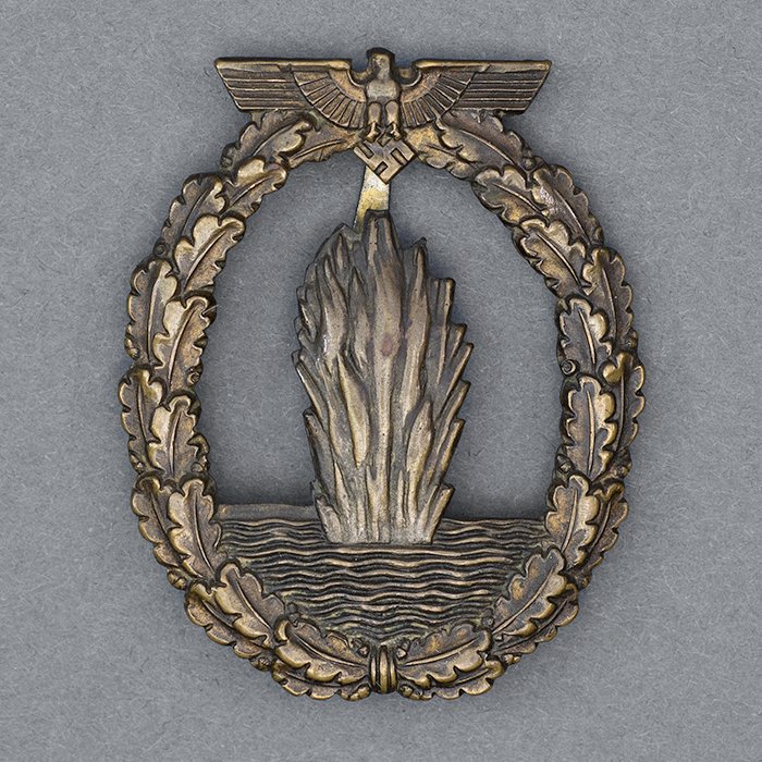 DM22 Kriegsmarine minesweeper badge — image 2