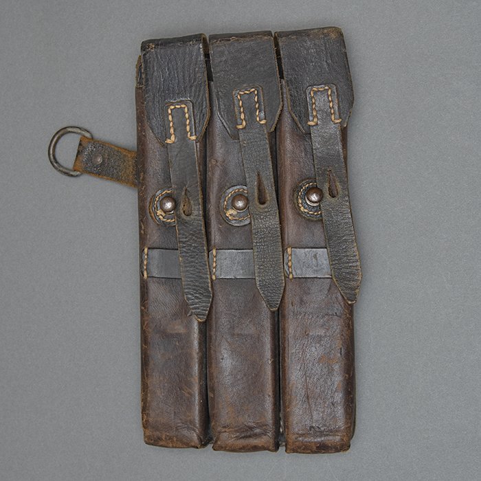 HB4 Service used right side black leather MP40 magazine pouch — image 2