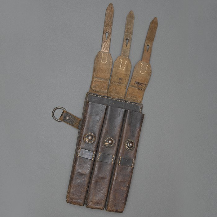 HB4 Service used right side black leather MP40 magazine pouch — image 4