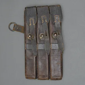 HB4 Service used right side black leather MP40 magazine pouch