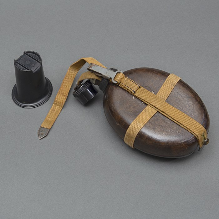 JDE94 Heer M31 issue plastic impregnated wood water bottle with plastic cup — image 9