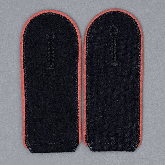 HT12 Matched pair of slip on shoulder straps for a Waffen-SS Artillerie EM — image 2