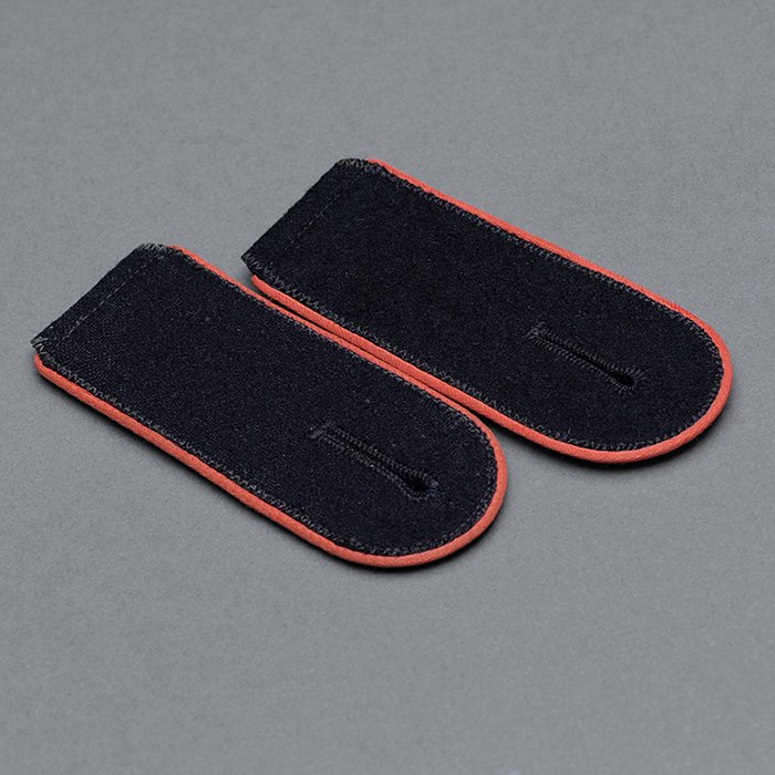 HT12 Matched pair of slip on shoulder straps for a Waffen-SS Artillerie EM — image 3