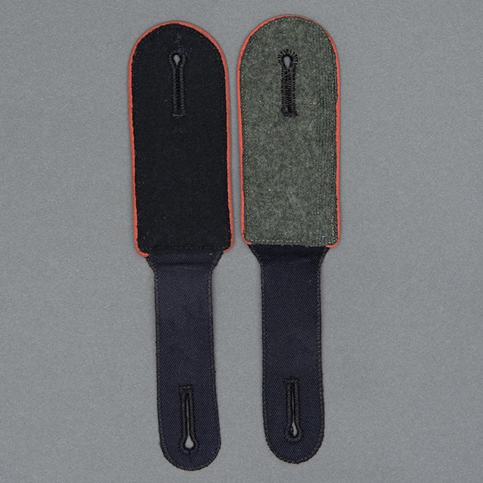 HT12 Matched pair of slip on shoulder straps for a Waffen-SS Artillerie EM — image 5