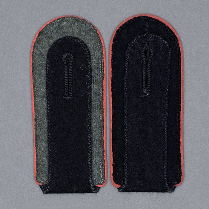 HT12 Matched pair of slip on shoulder straps for a Waffen-SS Artillerie EM — image 6