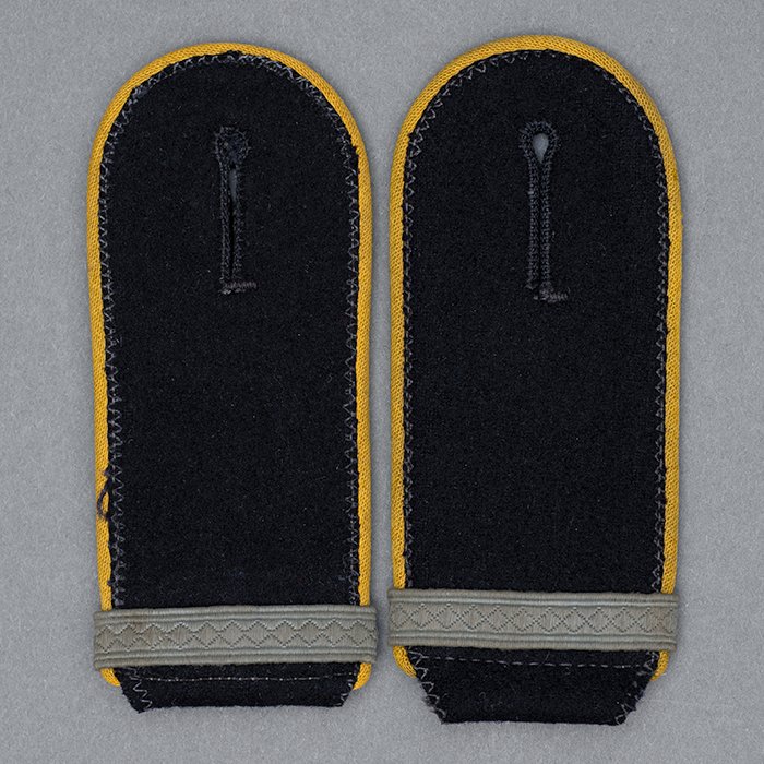 HT13 Matched pair of slip on shoulder straps for a Waffen-SS Kavallerie or Aufklärungs Anwärter — image 2