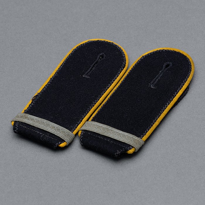 HT13 Matched pair of slip on shoulder straps for a Waffen-SS Kavallerie or Aufklärungs Anwärter — image 3