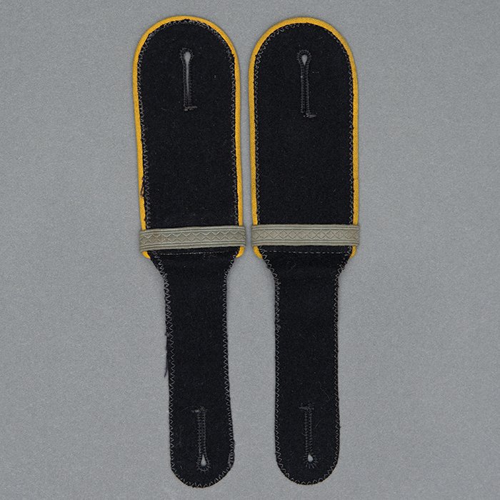 HT13 Matched pair of slip on shoulder straps for a Waffen-SS Kavallerie or Aufklärungs Anwärter — image 4