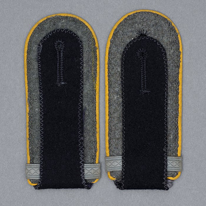 HT13 Matched pair of slip on shoulder straps for a Waffen-SS Kavallerie or Aufklärungs Anwärter — image 7