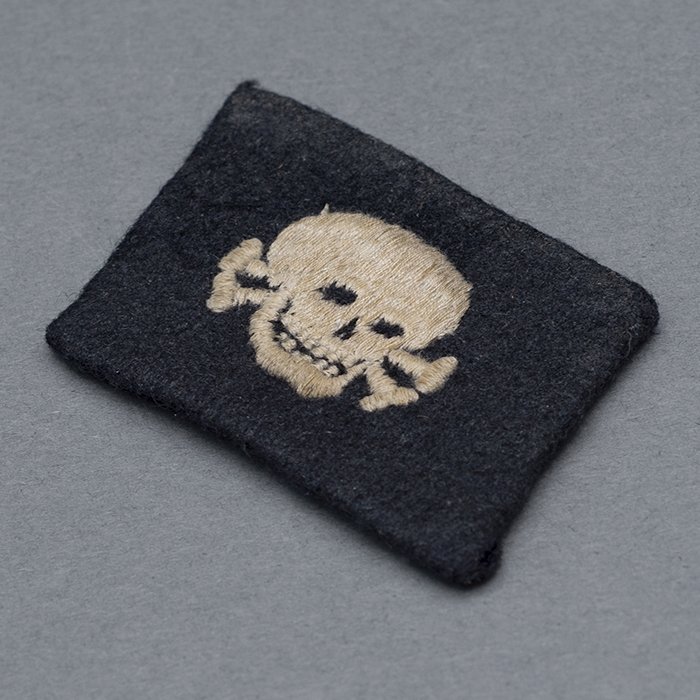 HT28 Horizontal machine embroidered collar patch for an EM in 3. SS-Panzerdivsion Totenkopf — image 3