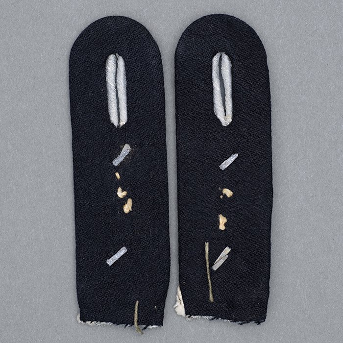 HT15 Matched pair of sewn in shoulder boards for a Waffen-SS Panzerjäger Hauptsturmführer — image 5
