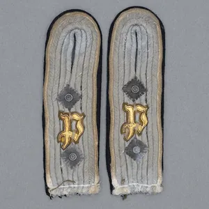 HT15 Matched pair of sewn in shoulder boards for a …