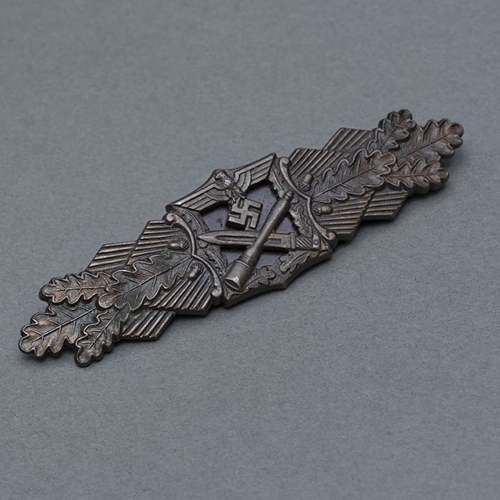 HT18 Exceptional Nahkampfspange in Bronze by JFS — image 3