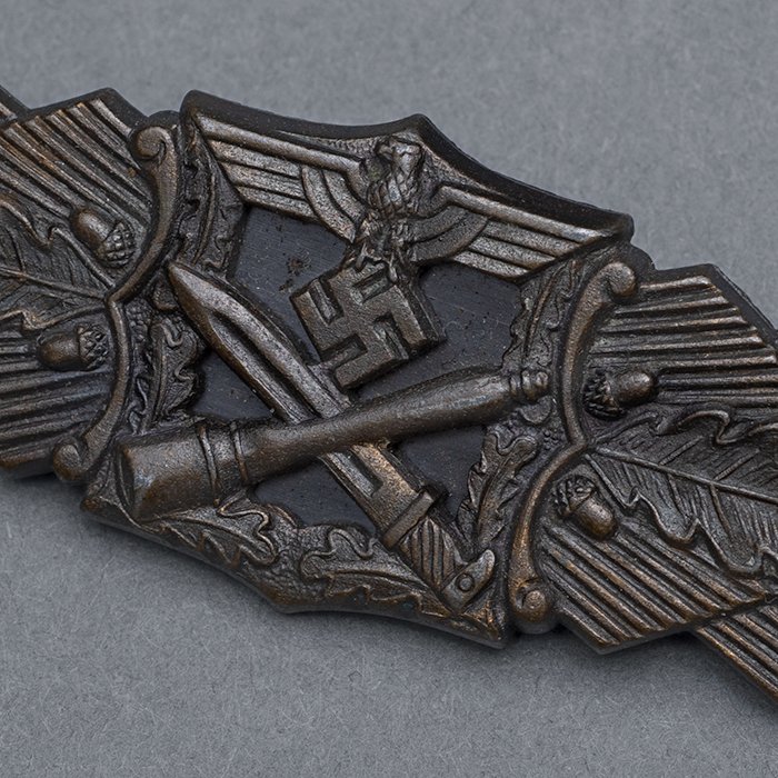 HT18 Exceptional Nahkampfspange in Bronze by JFS — image 4