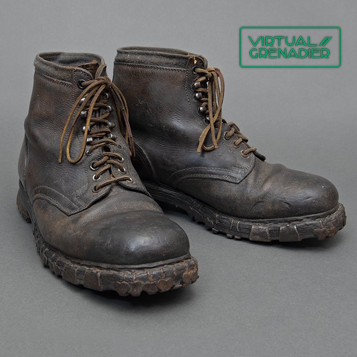 BJR9 Nice matched pair of service used Gebirgsjäger boots — image 2