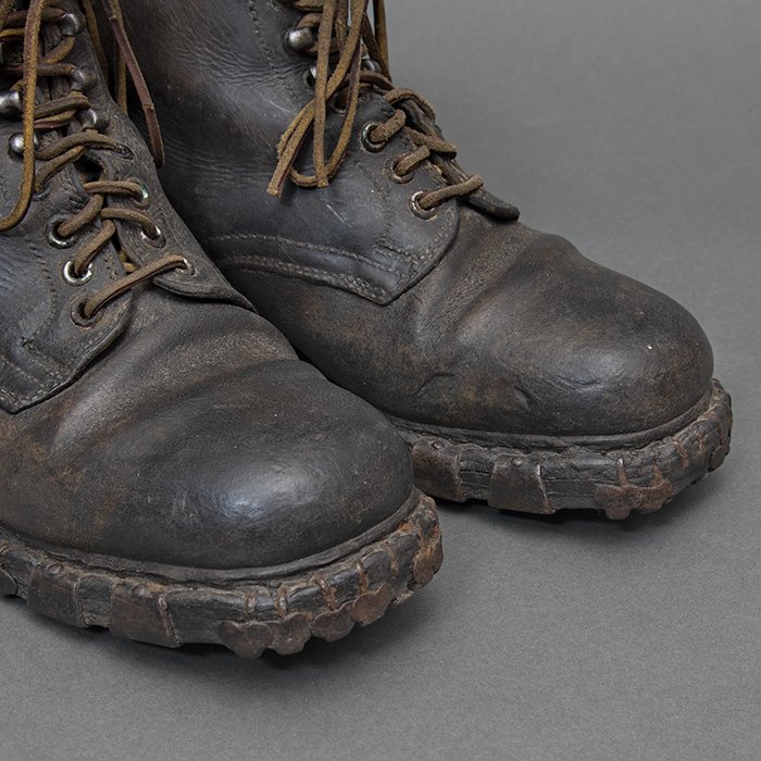 BJR9 Nice matched pair of service used Gebirgsjäger boots — image 3